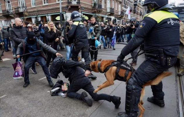 Protestat anti-Covid në Holandë kthehen në përleshje me policinë