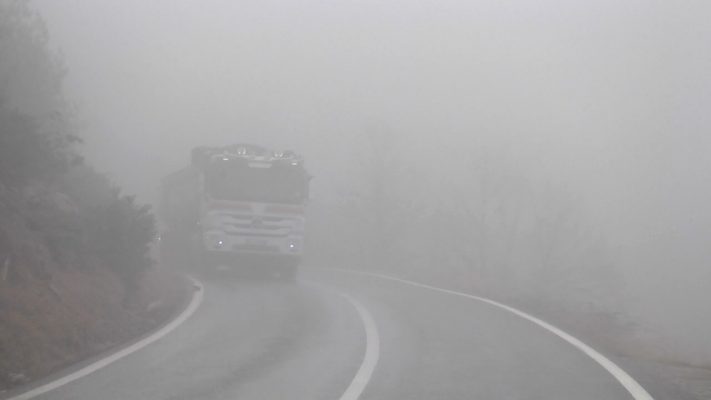 Mjegulla krijon probleme në rrugën nacionale Bulqizë–Klos