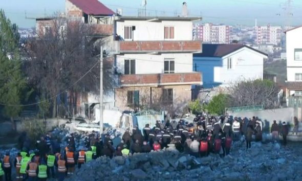 Shembja e shtëpive/ Policia “rrethon” 5 Majin, banorët bllokojnë fadromat e IKMT-së