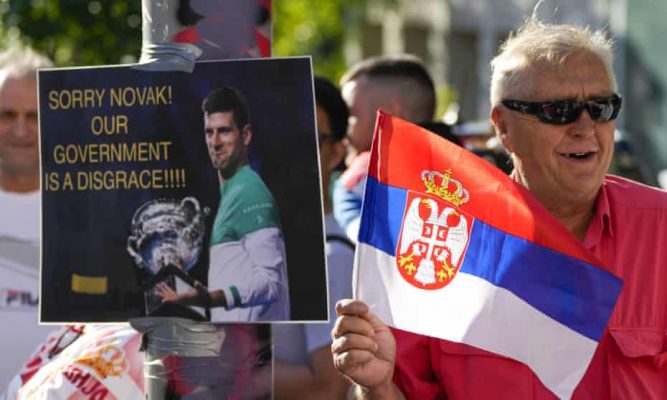 Gjykata i jep të drejtë Djokoviçit, tenisti serb mund të luajë “Australian Open”, por qeveria nuk tërhiqet