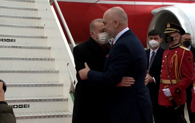 Mbërrin në Rinas avioni i Presidentit turk Erdogan, pritet nga Rama