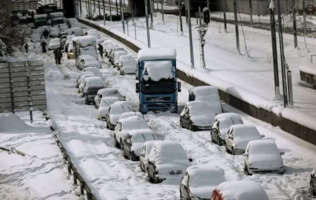Stuhia e dëborës që izoloi shoferët/ Kryeministri grek kërkon falje: Koncesionari do kompesojë qytetarët