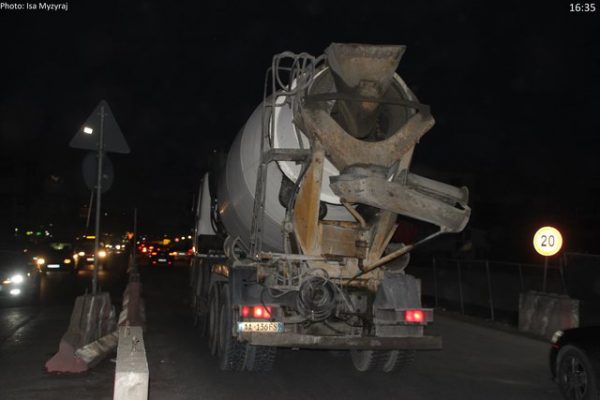 Ndërtuesit: Lejoni betonieret, proçesi nuk mund të bëhet gjatë natës pa ndriçim, bllokon sektorin