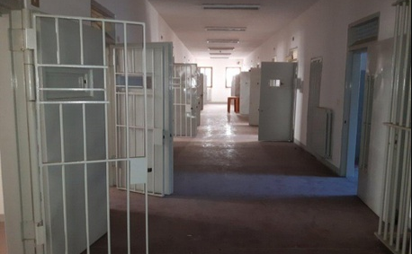Shqiptari arratiset me çarçaf nga burgu i Italisë natën e ndërrimit të viteve