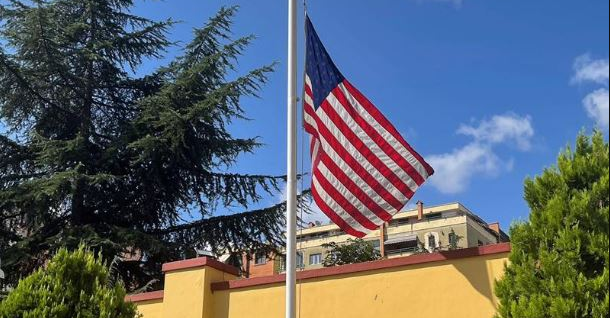 Protesta e thirrur nga Berisha/ Ambasada e SHBA thirrje qytetarëve: Shmangni çdo tubim