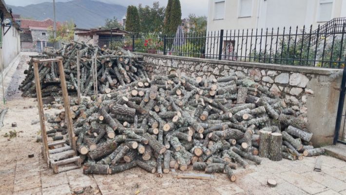 Shtrenjtohen drutë e zjarrit/ Një metër kub po shitet 75 mijë lekë, ankohen qytetarët