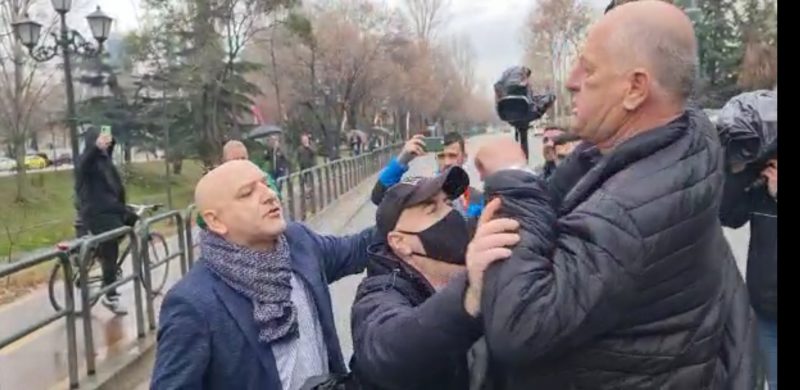 Incidentet e para në PD/ Mbështetësit e Berishës sulmojnë Roland Bejkon