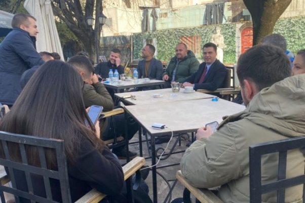 Basha fton gazetarët për kafe, mbështetesve të Berishës iu mbyllen dyert