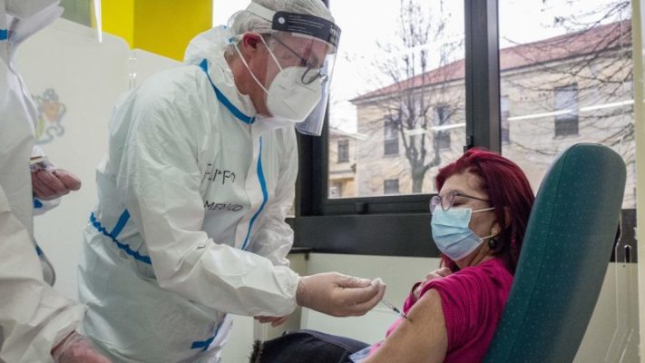 Pezullohen rreth 2 mijë mjekë në Itali, refuzuan vaksinën