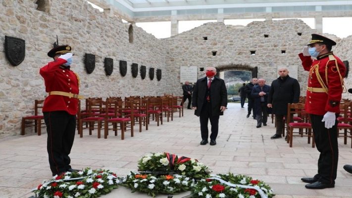 Meta homazhe për Skënderbeun/ “Heroi kombëtar përcaktoi identitetin tonë europian”