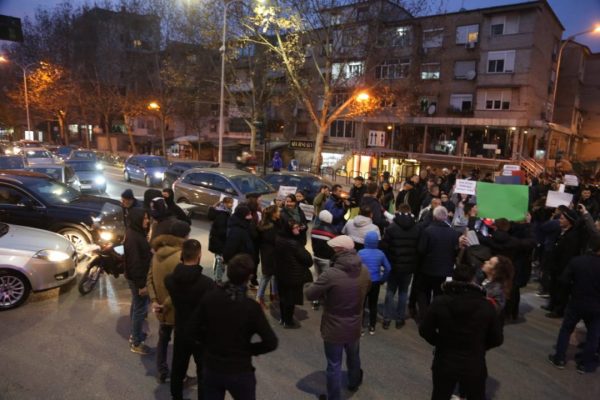 Banorët e “5 Majit” bllokojnë kryqëzimin e Medresesë, kaos në trafik