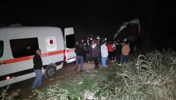 Ngjarje tragjike/ Traktori del nga rruga, vdes shoferi në Lushnjë