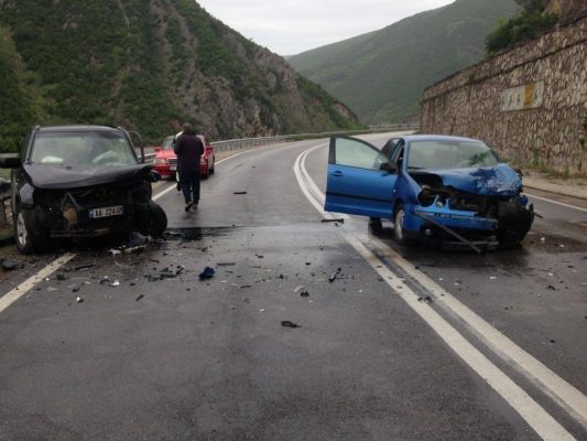 Aksident në Lezhë/ Përplasen dy makina, një i plagosur rëndë