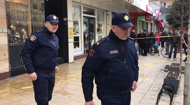 Burrë e grua tentojnë të vjedhin argjendarinë në Shkodër, përleshën me pronarin