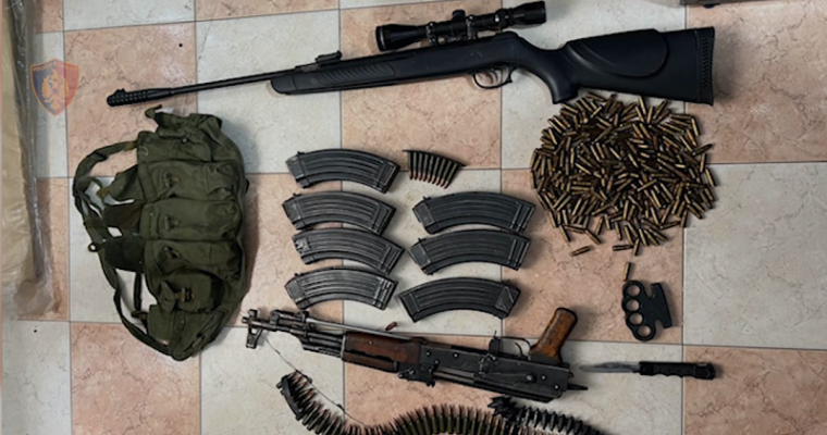 Kallashnikov, pushkë me dylbi dhe qindra fishekë për mitraloz, zbulohet shtëpia si depo armësh