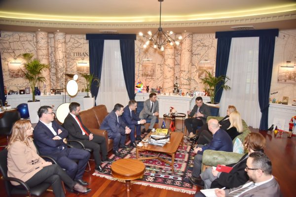 Veliaj pret kryetarin e Komisionit të Ligjeve të Kuvendit të Kosovës: “Tirana ka një hapësirë të veçantë për të rinjtë që vijnë nga Kosova”