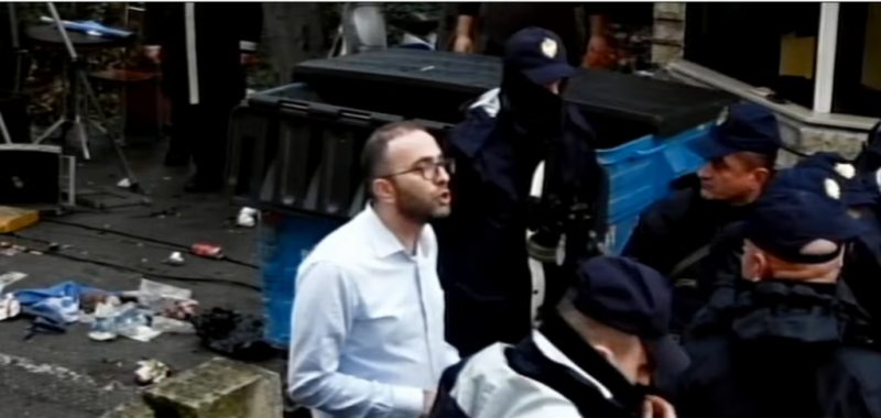 Bardhi-policëve: I lejoni gazetarët të hyjnë në selinë e PD, të regjistrojnë krimin e Berishës