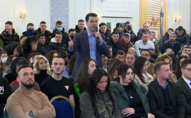 Basha me të rinjtë e FRPD në Tiranë: Ka ardhur koha t’i ndajmë fjalët nga veprat