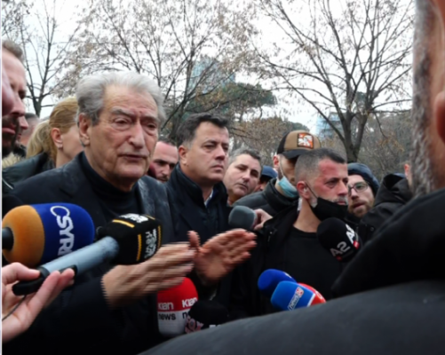 Berisha nuk tërhiqet, kërcënon Bashën: Do të vazhdojmë me protesta edhe me të fuqishme