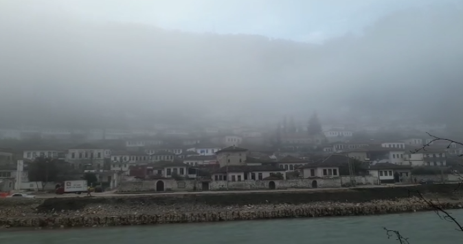 Berati “zgjohet” nën mjegull, vështirësi në qarkullim (VIDEO)