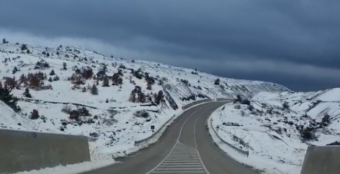 Reshjet e borës shkaktojnë probleme në qarkullim, disa fshatra në Korçë pa energji elektrike