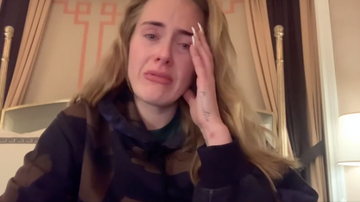 E përlotur, Adele iu jep lajmin e trishtë fansave të saj