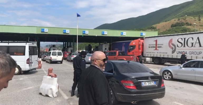 Bllokohet dogana e Morinës/ Shqiptarët ankohen për pasaporten me tre doza vaksine