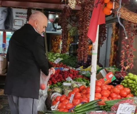 Rama në tregun e fruta perimeve: Kur gruaja të thotë mos hajde pa domate