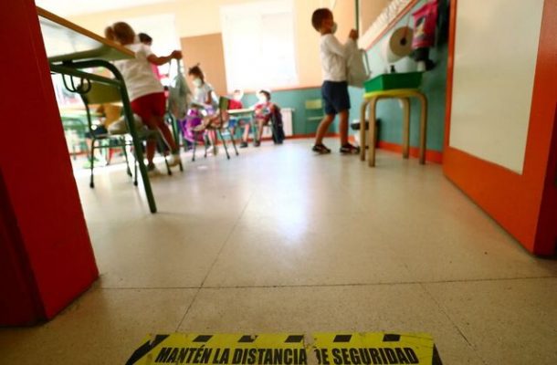 Omicron nuk i “tremb” spanjollët: Nxënësit do të kthehen në shkolla