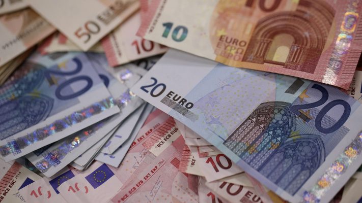 Euro, rënie pikiatë gjatë 2021/ Monedha arriti nivelin më të ulët në dhjetor
