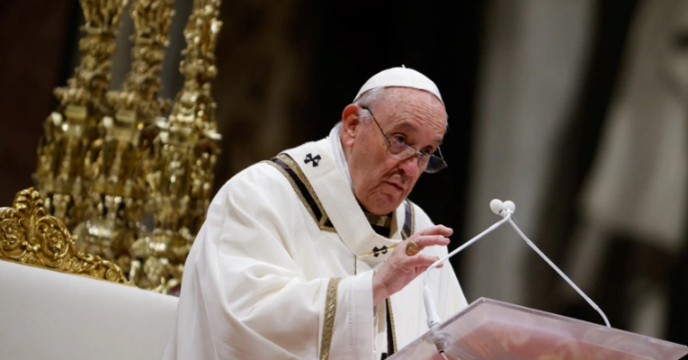 Papa jep mesazhin e parë për vitin 2022: Dhuna ndaj grave fyen Zotin