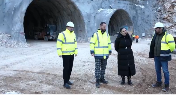 Avancon tuneli i Llogorasë/ Ministrja Balluku inspekton punimet