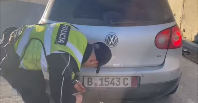 Kujdes! Policia Rrugore në Tiranë fillon heqjen e targave të makinave që të parregullta