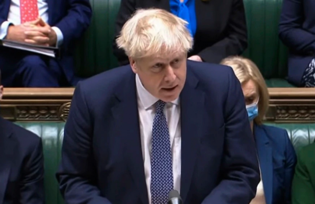 Boris Johnson kërkon falje, mori pjesë në festë mes masave izoluese