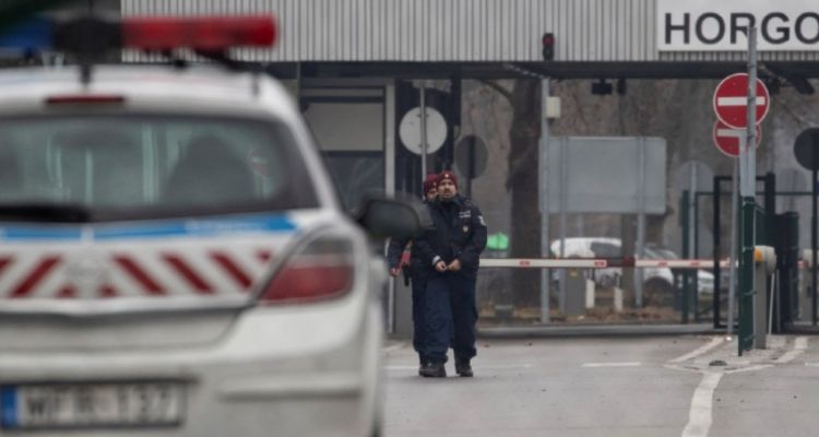 Policia hungareze hap zjarr në drejtim të kamionit me 30 emigrantë