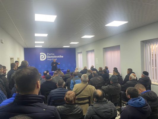 “Ia morëm fortesën e parë Bashës”/ Këlliçi dhe mbështetësit e Berishës zhvillojnë mbledhje në zyrën e PD-së, në Berat