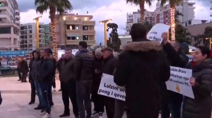 “Tradhtar, na shite te Rama”/ Basha pritet me protestë në Durrës nga mbështetësit e Berishës