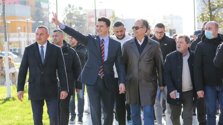 Basha publikon fotot nga Fieri: Ne do të sjellim ndryshimin që shqiptarët duan dhe meritojnë
