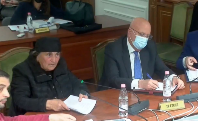 “A ke ardhur për politikë?”/ Nënë Liza e 5 majit përplaset me Bushkën te  Komisioni i Ligjeve
