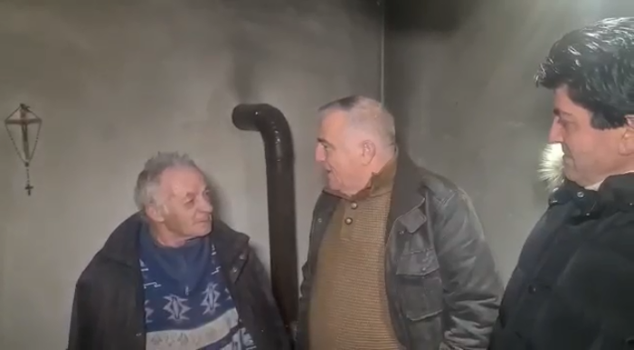 Termometri shënoi -11°C/ Kryebashkiaku i Pukës troket në shtëpitë e të moshuarve që jetojnë vetëm