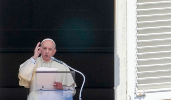 Papa udhëzon prindërit që të mos ndëshkojnë fëmijët e tyre homoseksualë