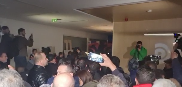 Tensionë në PD/ Shqyhet dera kryesore, mbështetësit e Berishën futen brenda