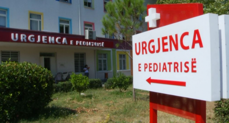 Fluks në pediatrinë e Korçës/ Çdo ditë 100 fëmijë paraqiten për ndihmë mjekësore