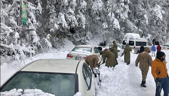22 të vdekur në rrugët e bllokuara nga bora/ Turistja rrëfejnë tmerrin: Pamë vdekjen me sy