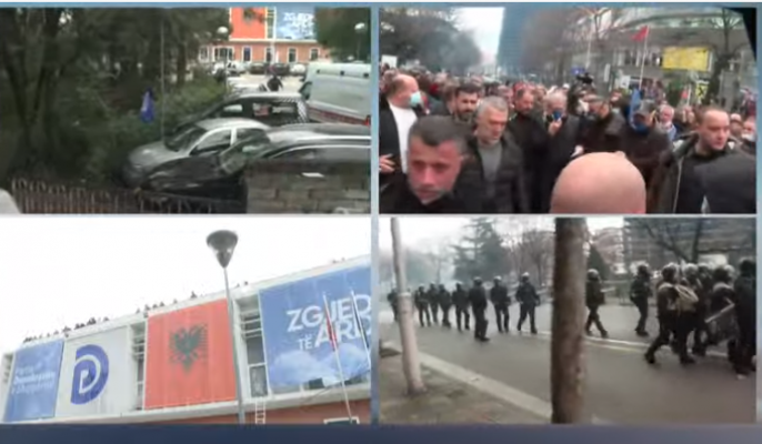 Policia hedh gaz lotsjellës edhe në rrugë, Berisha shfaq vështirësi