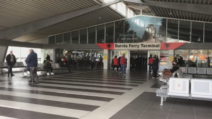 Fluks pasagjerësh në Portin e Durrësit/ Mbi 3 mijë pasagjerë janë larguar nga Shqipëria ditën e sotme