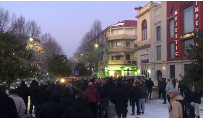 Protestuan kundër Bashës/ Shoqërohen në polici dy mbështetës së Berishës në Korçë