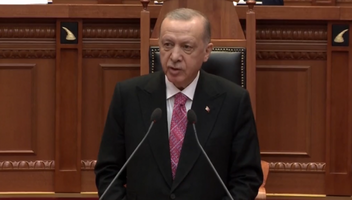 Erdogan në Kuvendin e Shqipërisë, përsërit thirrjen: Të merren masa ndaj FETO-s, organizatë helmuese