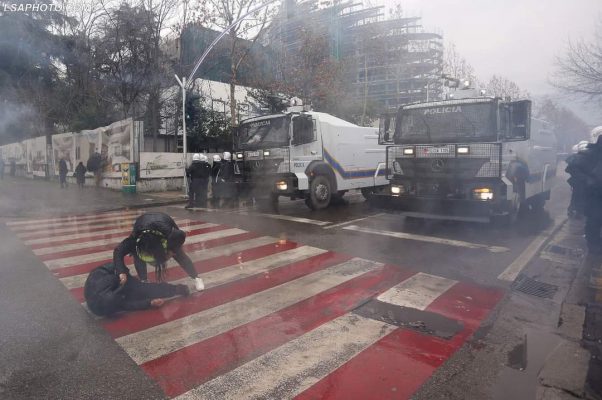 Policia shoqëron 25 protestues pas akteve të dhunshme në protestën e Berishës