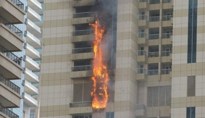Zjarr në katin e katërt të një pallati në Tiranë